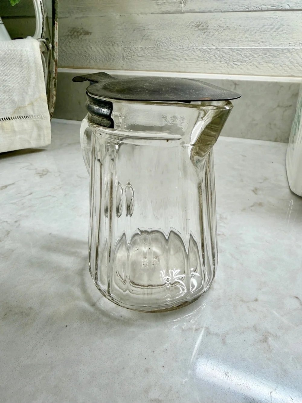 VINTAGE, ANCHOR HOCKING, GLASS SYRUP JAR WITH LID